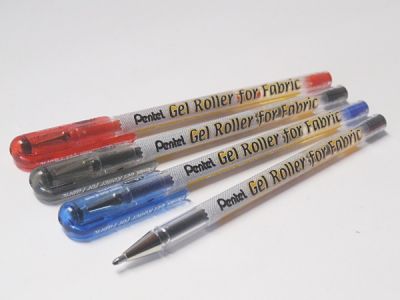 Gelový roller na textil Pentel - Černý