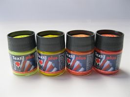 Barva na tmavý textil Marabu - žlutočervené odstíny - 030 - Rumělka červená